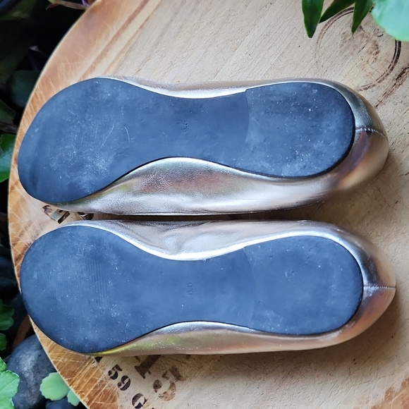 6.5M Metallic White Gold Bow Charms Guess Ballet Flats Vegan - Picture 14 of 14